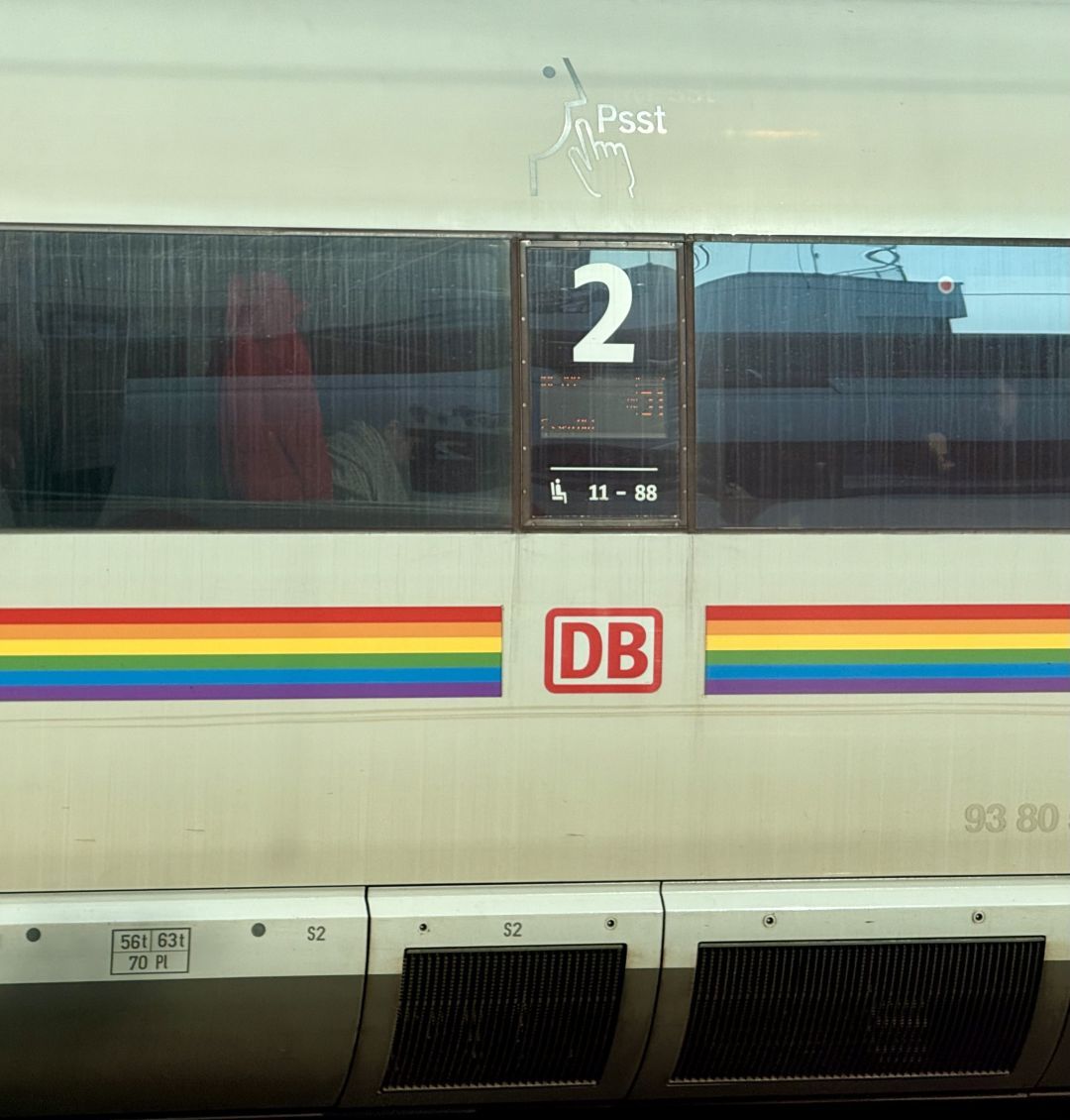 Ein Blick auf einen Zugwagen mit einem Fenster mit der Nummer 